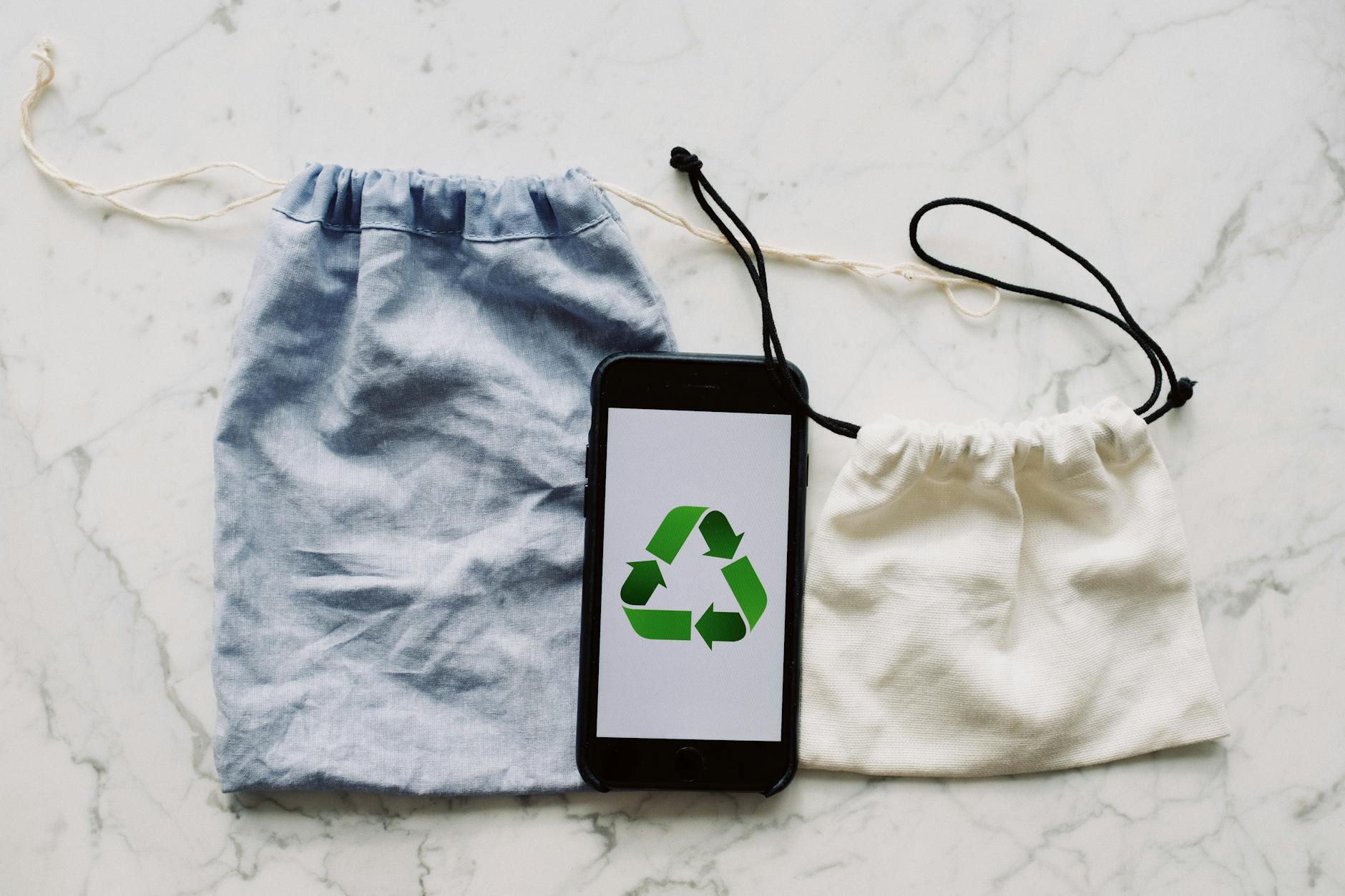 Nachhaltige Taschen aus der Schweiz: Leder, Kork und Recycling im Vergleich
