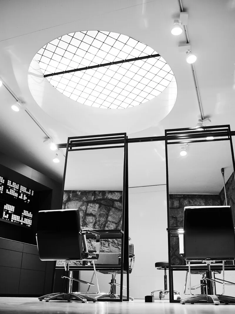 Im Reich der Farben und Schnitte: Ein Zürcher Salon, der Persönlichkeit zelebriert